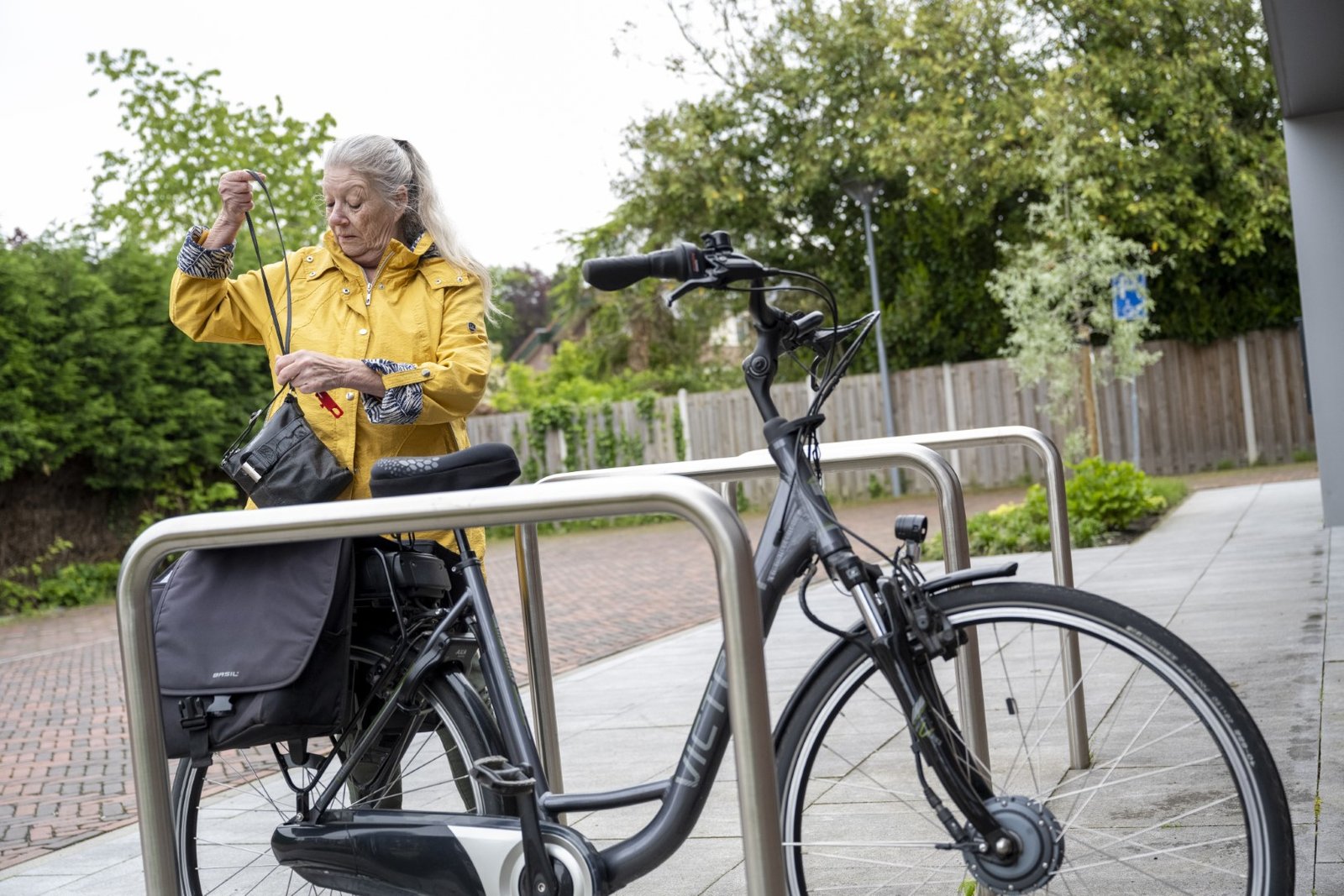 Vrouw heeft fiets geparkeerd